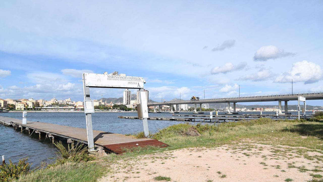 Olbia i pontili della marina nella spiaggia di Mogadiscio