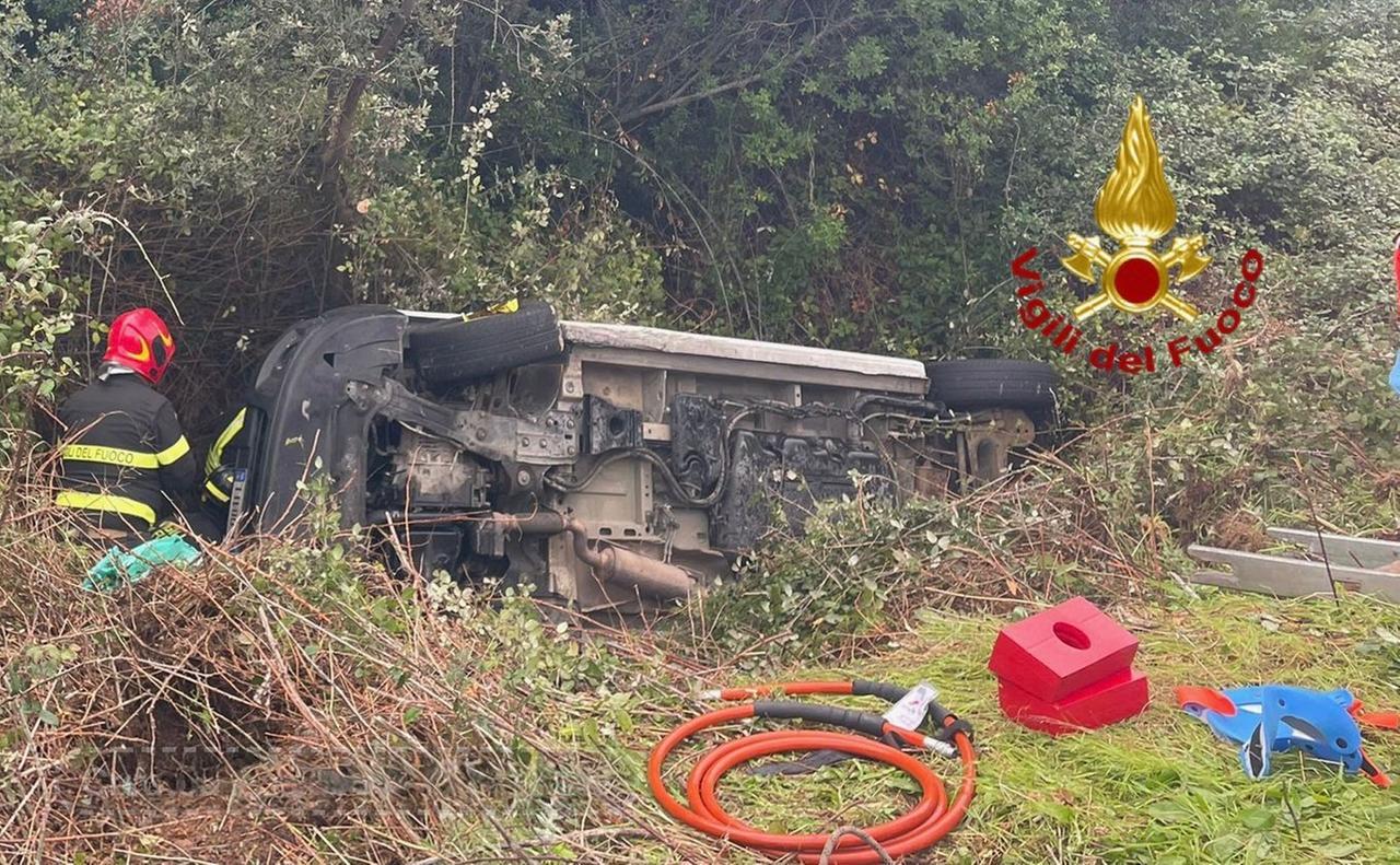 Auto esce fuori strada e finisce in un dirupo