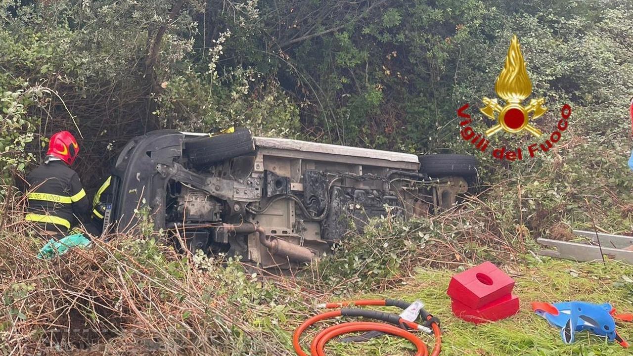 Auto esce fuori strada e finisce in un dirupo