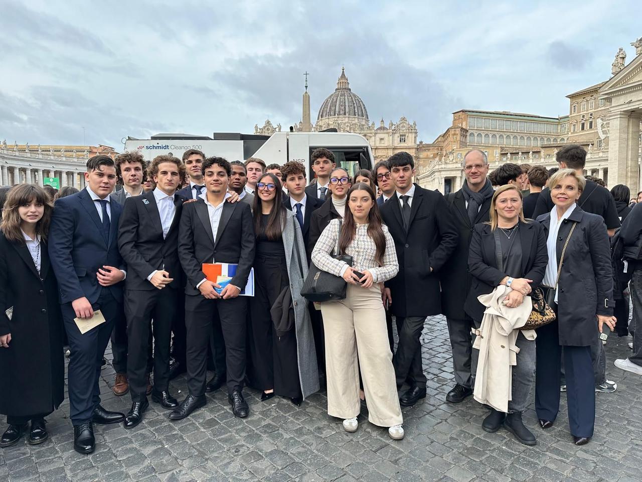 
	Gli studenti del Convitto Cicognini in piazza San Pietro


