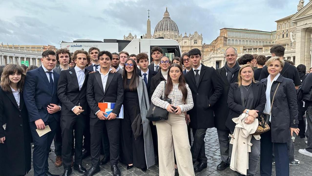 Gli studenti del Convitto Cicognini in piazza San Pietro