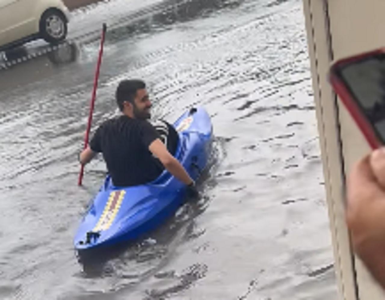 Maltempo a Livorno, un uomo in canoa sul viale Italia – Video