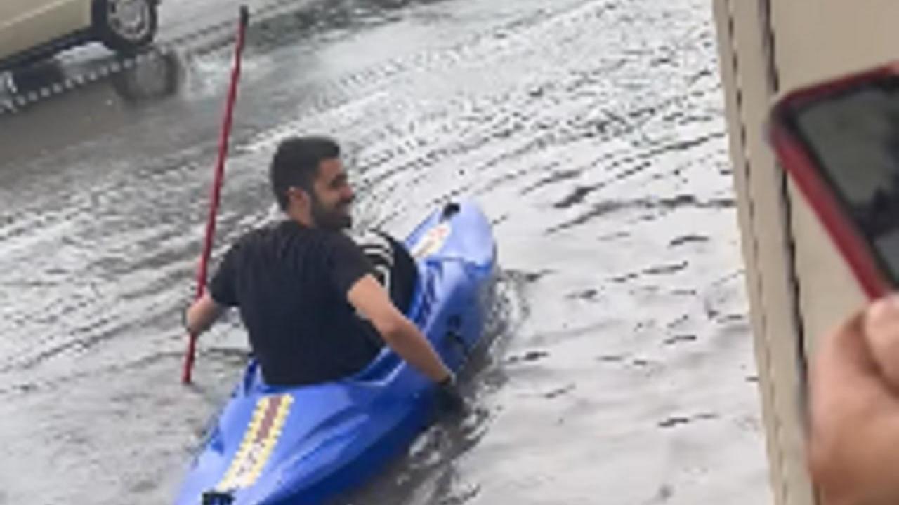 Maltempo a Livorno, un uomo in canoa sul viale Italia – Video