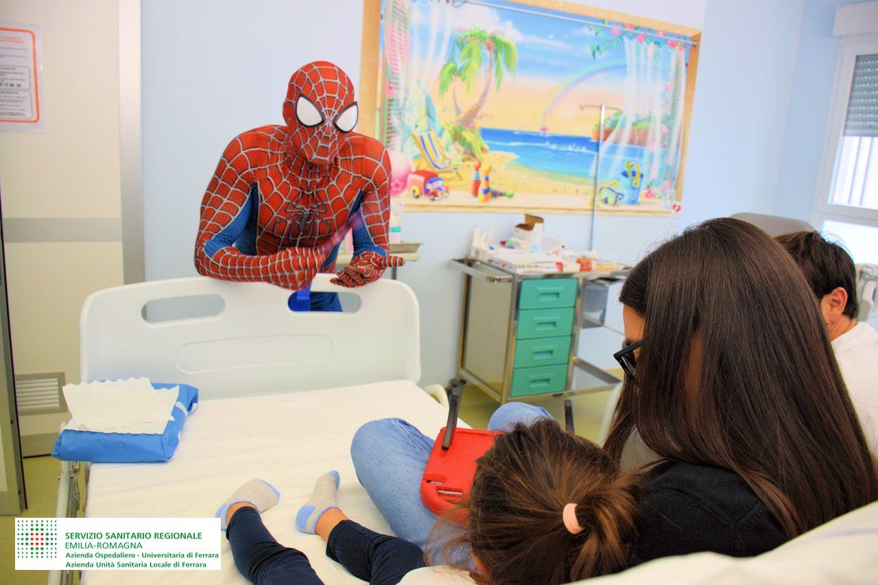 Ferrara, Spider-Man fa visita ai bimbi malati di Cona