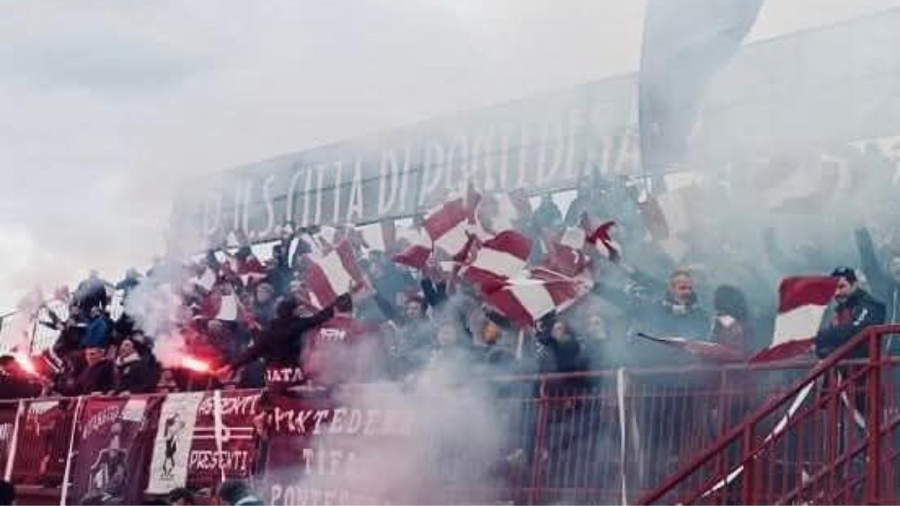 I tifosi del Pontedera in Gradinata