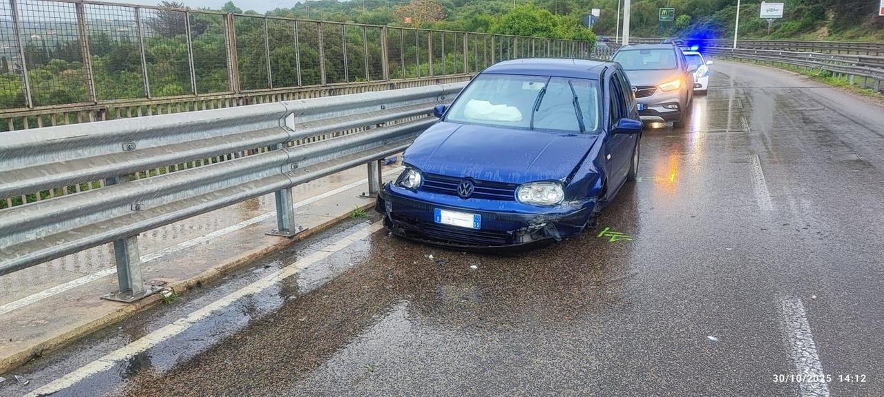 Auto fuori controllo sul viadotto finisce contro il guard rail