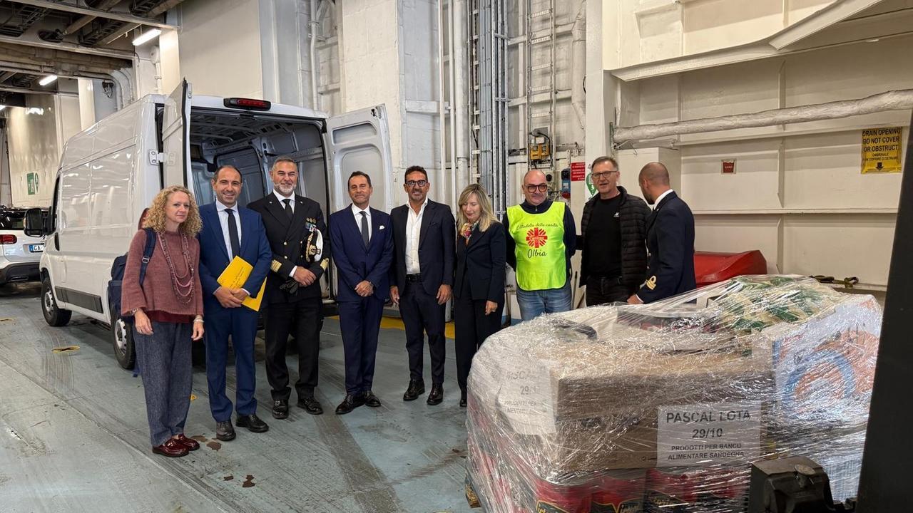 Il carico di alimenti consegnati dalla Corsica Sardinia Ferries alla Caritas
