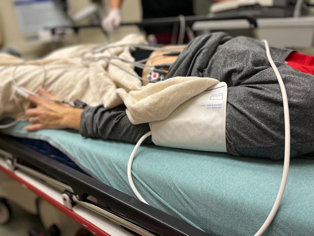 Sei ore in barella senza essere visitato, muore al pronto soccorso: 4 medici sotto inchiesta