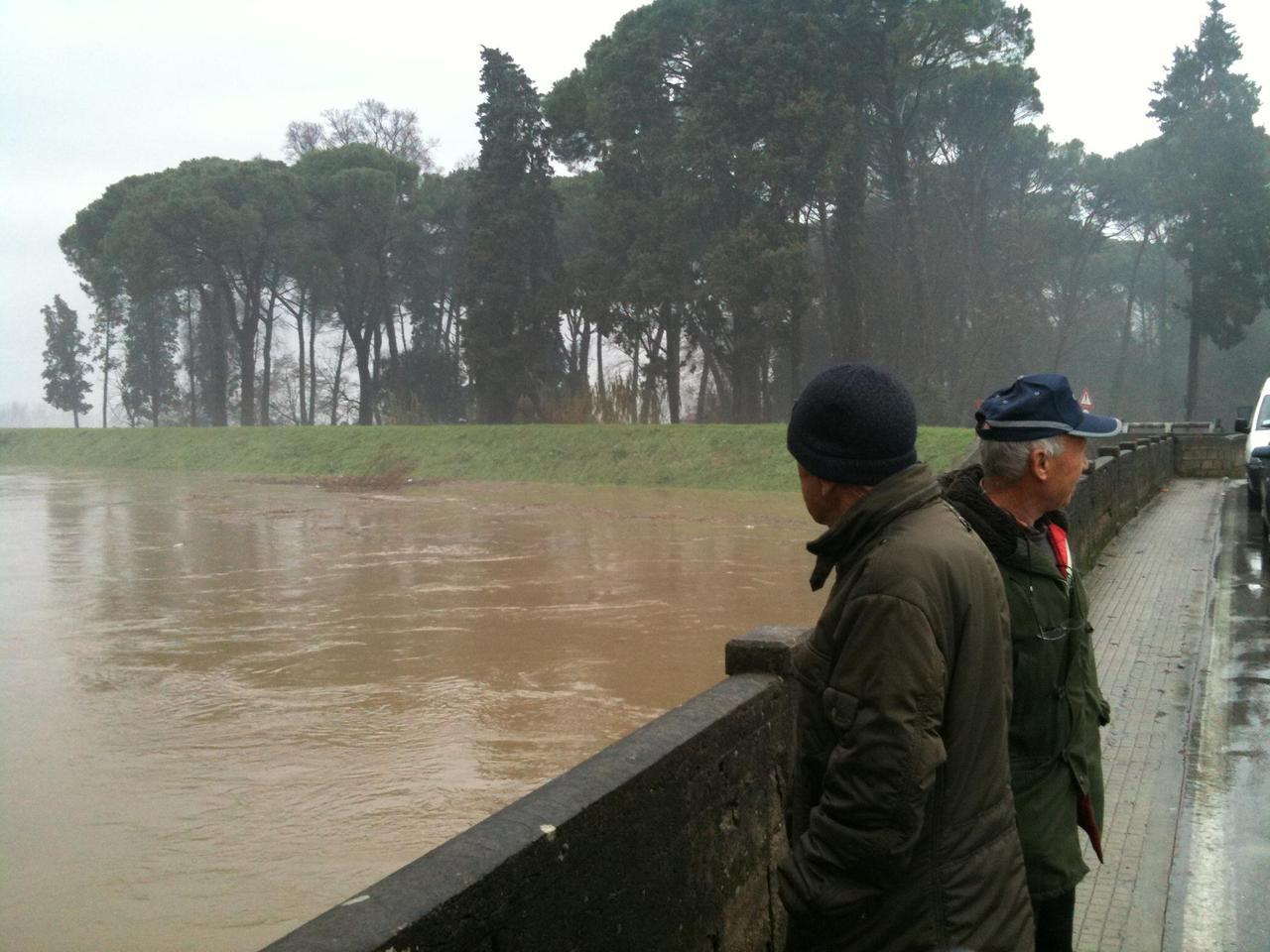 Poggio a Caiano, l’Ombrone supera il livello di guardia: chiuso il ponte al Mulino