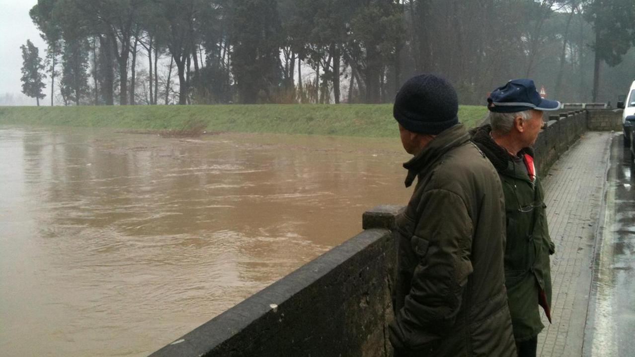 Poggio a Caiano, l’Ombrone supera il livello di guardia: chiuso il ponte al Mulino