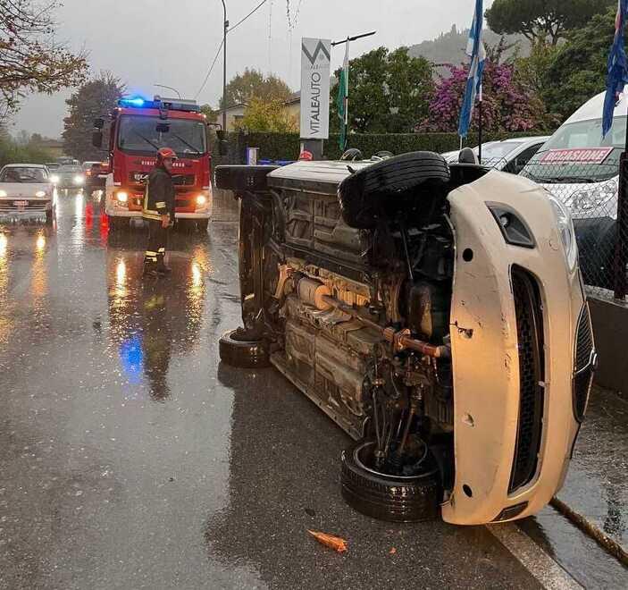 Pietrasanta, si schianta contro un albero: l’auto si ribalta