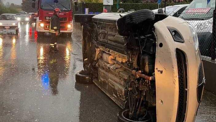 Pietrasanta, si schianta contro un albero: l’auto si ribalta