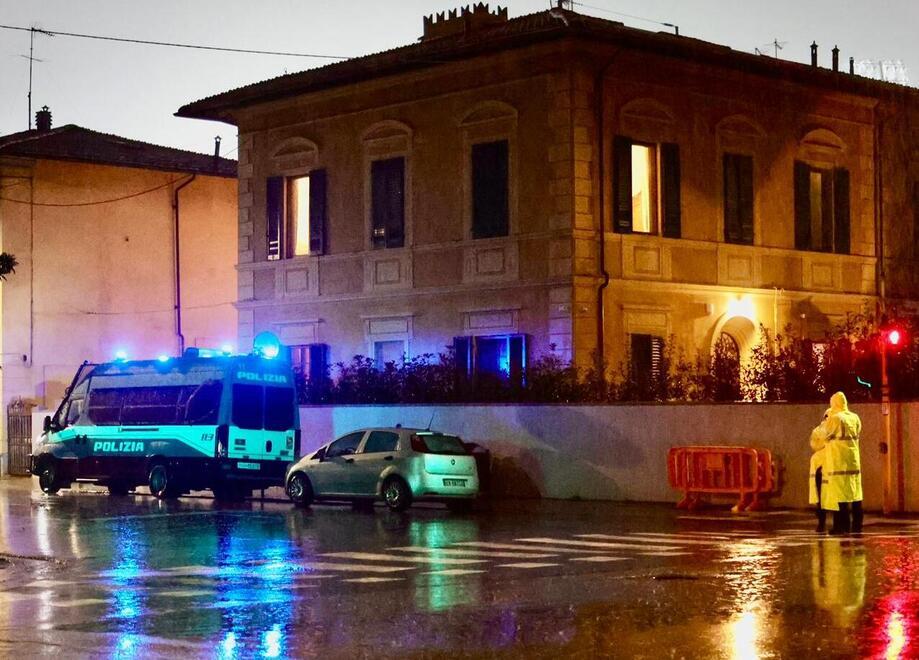 
	La polizia vicino allo stadio

