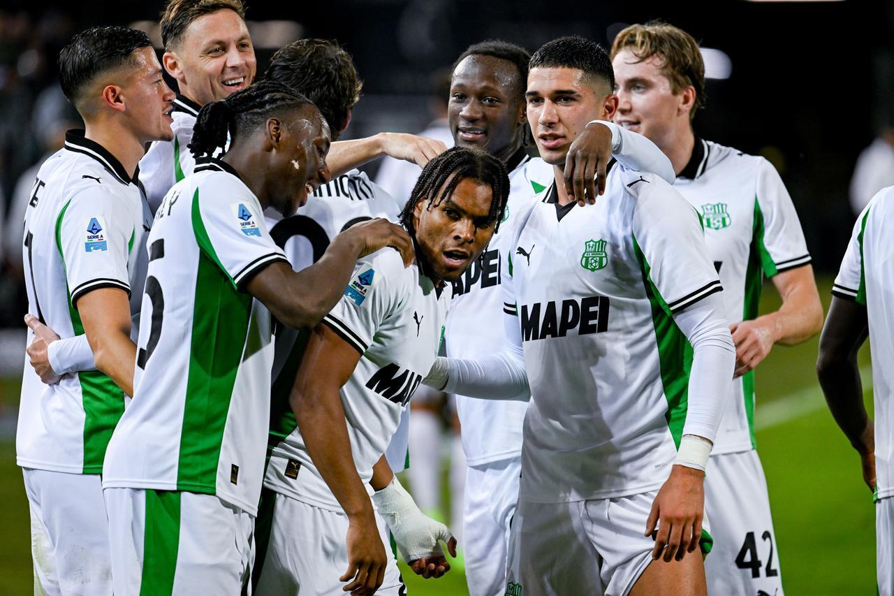 Il Sassuolo supera il Cagliari sotto al diluvio: finisce 1-2 alla Domus Arena