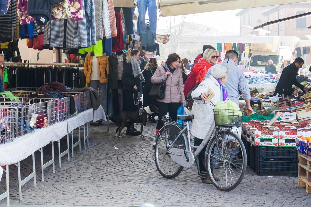 Ferrara, mercato del lunedì verso il trasloco. Ecco l’opzione post piazza Travaglio