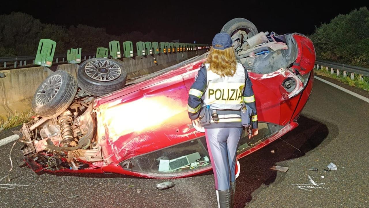 Paura sulla 131, auto si schianta sul guardrail poi si ribalta: ferita una giovane