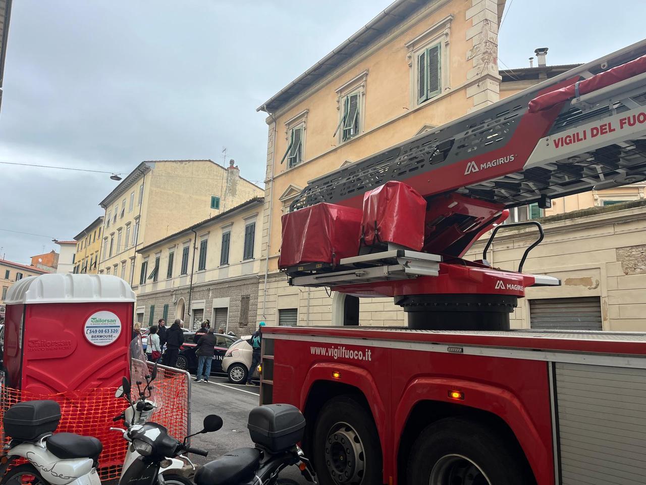 
	L'intervento dei vigili del fuoco e delle forze dell'ordine in via Battisti (foto Stick)

