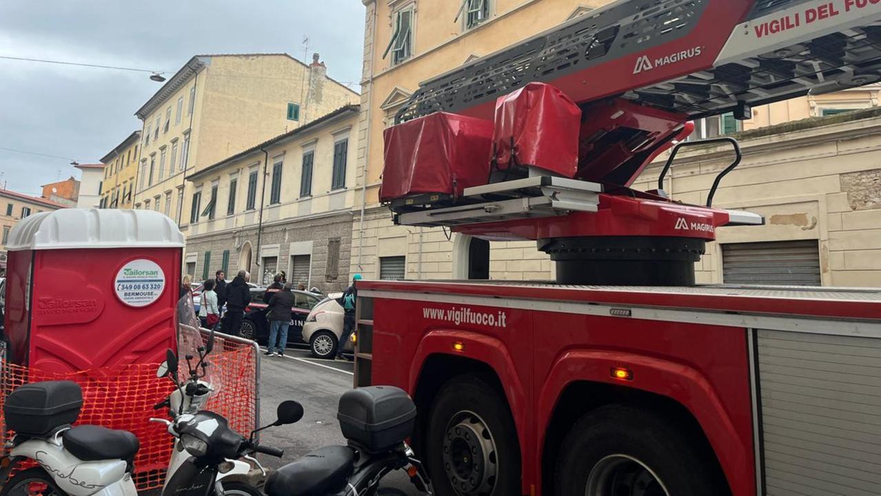 L'intervento dei vigili del fuoco e delle forze dell'ordine in via Battisti (foto Stick)