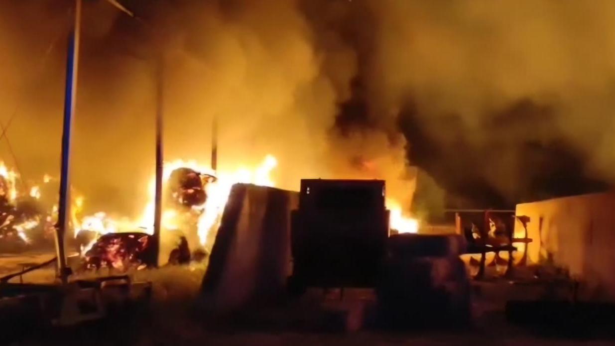 Maxi incendio nella zona industriale di Macchiareddu, in fiamme un centro rifiuti