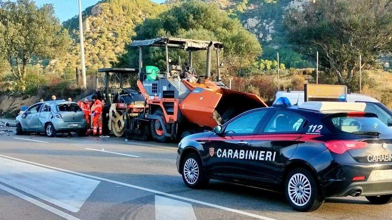 Perde il controllo dell’auto e si ribalta sulla provinciale
