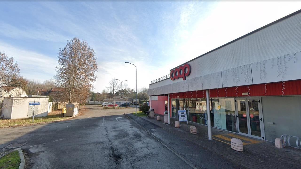 Anziano resiste al ladro e cade a terra battendo la testa