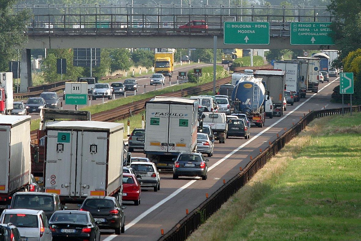 fila inc. autostrada campogalliano - La lunga coda di auto e camion causata dall'incidente  - L'autostrada del Brennero nella zona di Modena: manca il collegamento col distretto ceramico  - L'autostrada del Brennero 