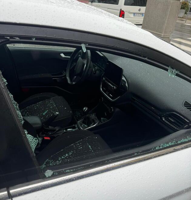 
	Una delle auto colpite

