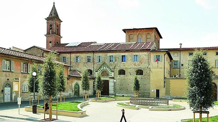 Piazza San Niccolò, davanti al Conservatorio