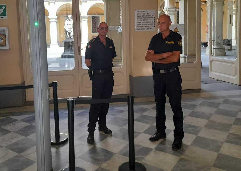 
	Due guardie giurate all&rsquo;ingresso del tribunale di Livorno (foto d&rsquo;archivio)


