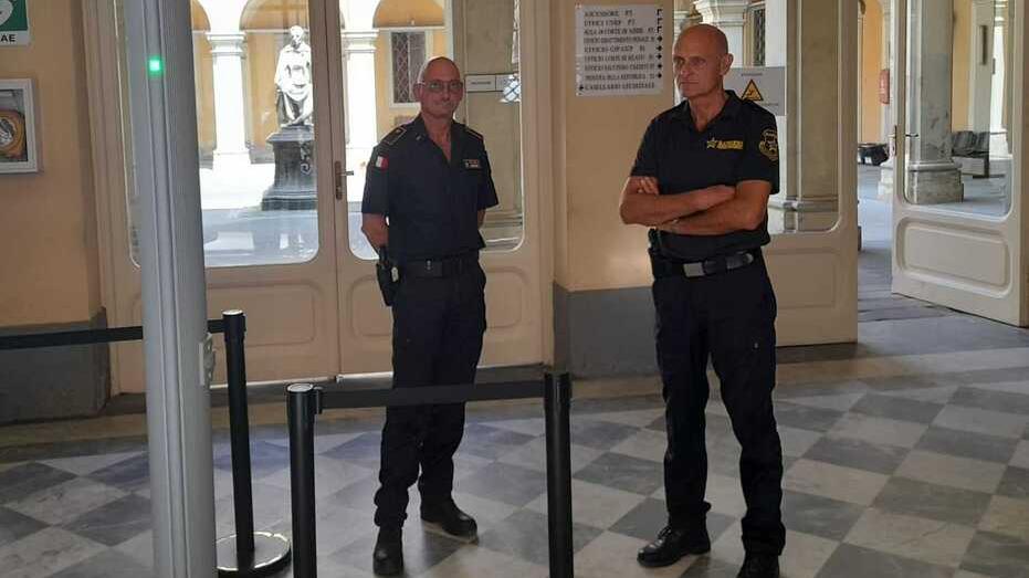 Due guardie giurate all’ingresso del tribunale di Livorno (foto d’archivio)