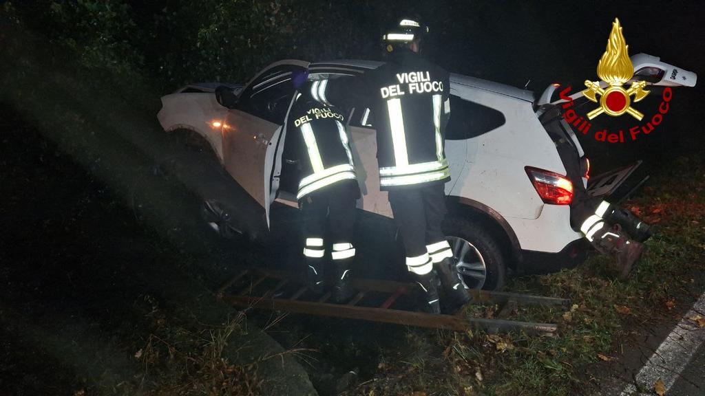 L'auto finita nel fossato a Nonantola