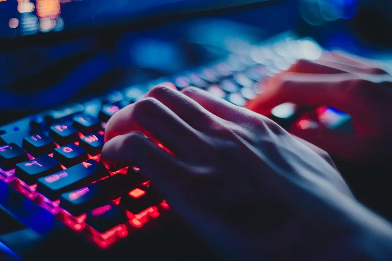 Stretta su 48 siti porno, dal 12 novembre bisognerà dimostrare di essere maggiorenni: la lista completa dei portali bloccati