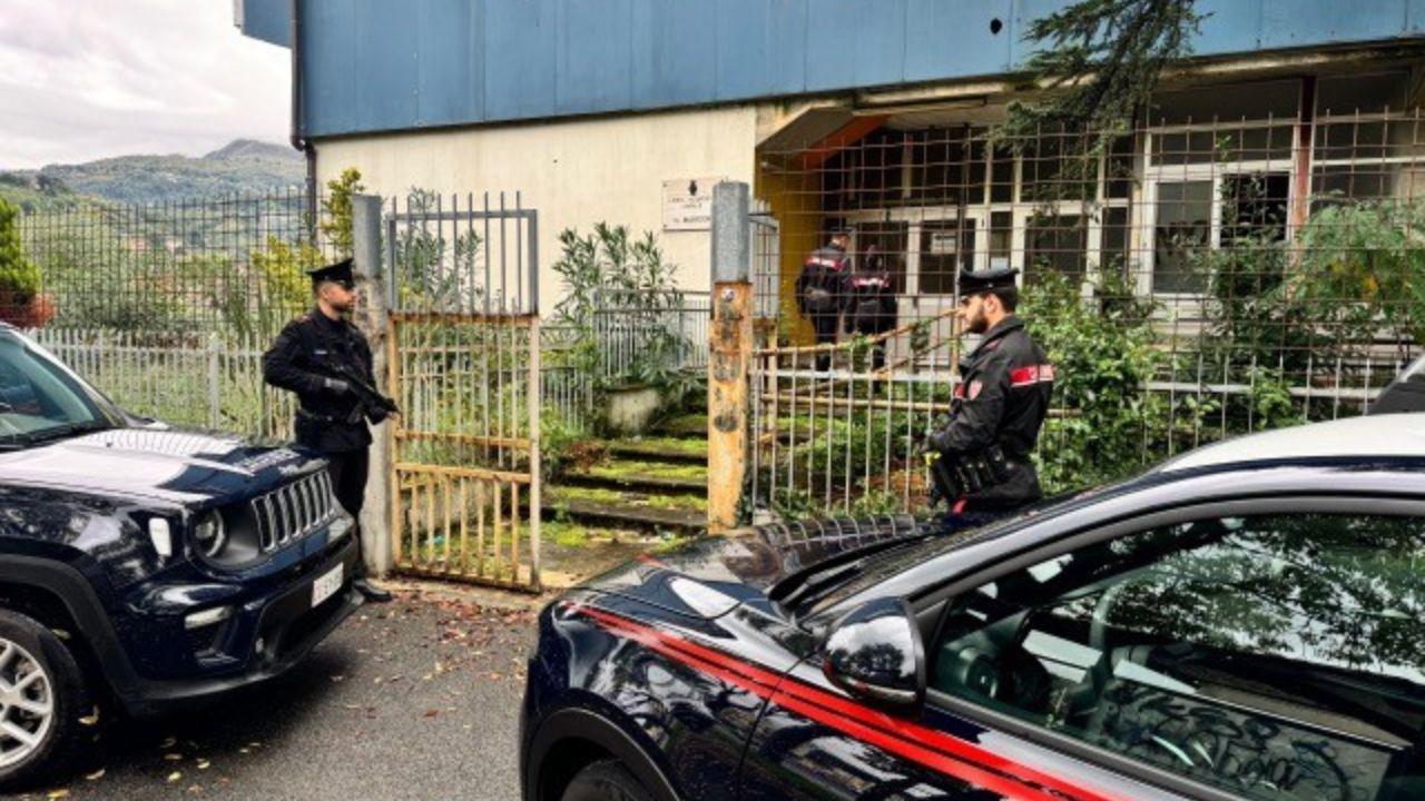 Il blitz all'ex liceo di Carrara