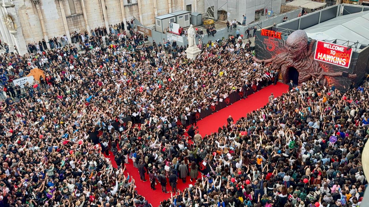 
	Folla in piazza San Michele per il cast di&nbsp;&ldquo;Stranger Things&rdquo; (foto Paolo Nucci)

