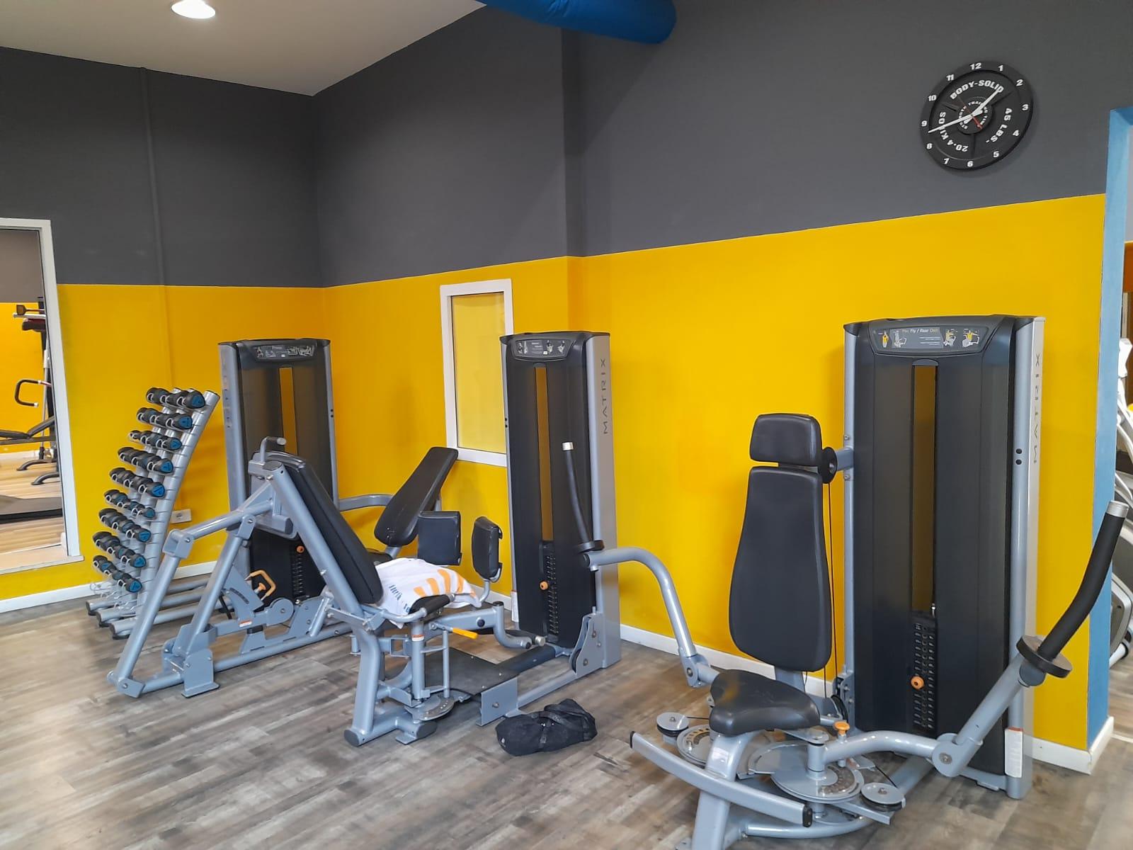 L'interno della palestra ormai ex GimFive di via Magnozzi, a San Marco (Livorno)
