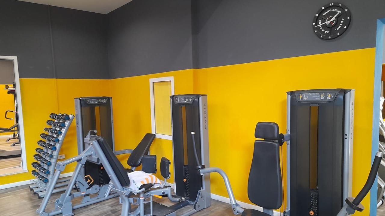 L'interno della palestra ormai ex GimFive di via Magnozzi, a San Marco (Livorno)