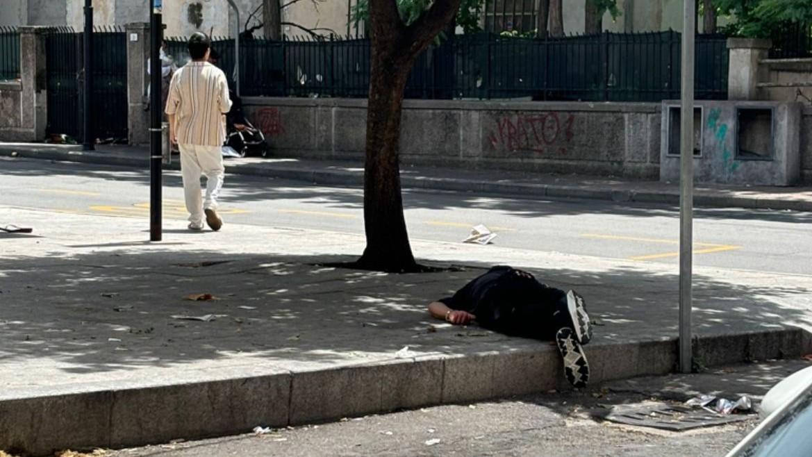A Olbia risse, spaccio e degrado: «Questa strada è una terra di nessuno»