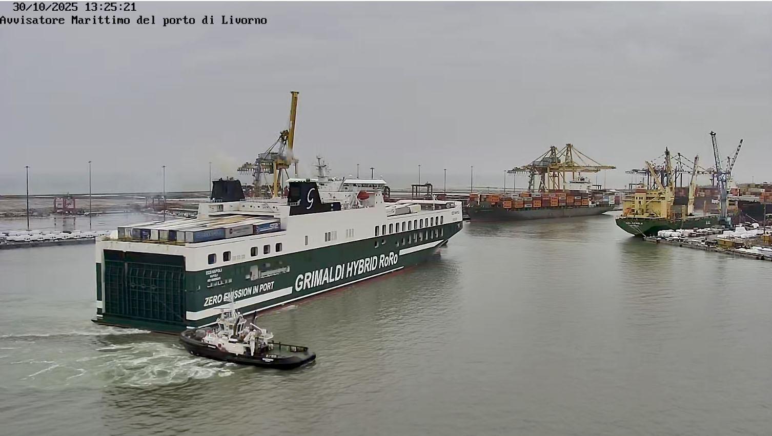 La "Eco Napoli" di Grimaldi all'ingresso del porto (foto Avvisatore marittimo)