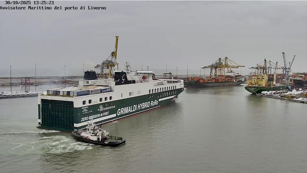
	La "Eco Napoli" di Grimaldi nel canale di evoluzione&nbsp;(foto Avvisatore marittimo)

