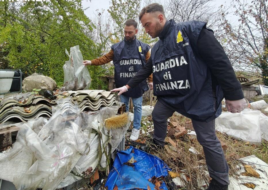 Eternit, oli ed elettrodomestici, a Tresigallo rifiuti pericolosi sparsi nel terreno
