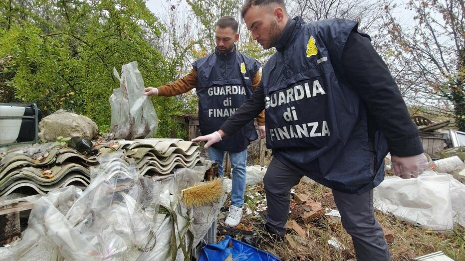 Eternit, oli ed elettrodomestici, a Tresigallo rifiuti pericolosi sparsi nel terreno