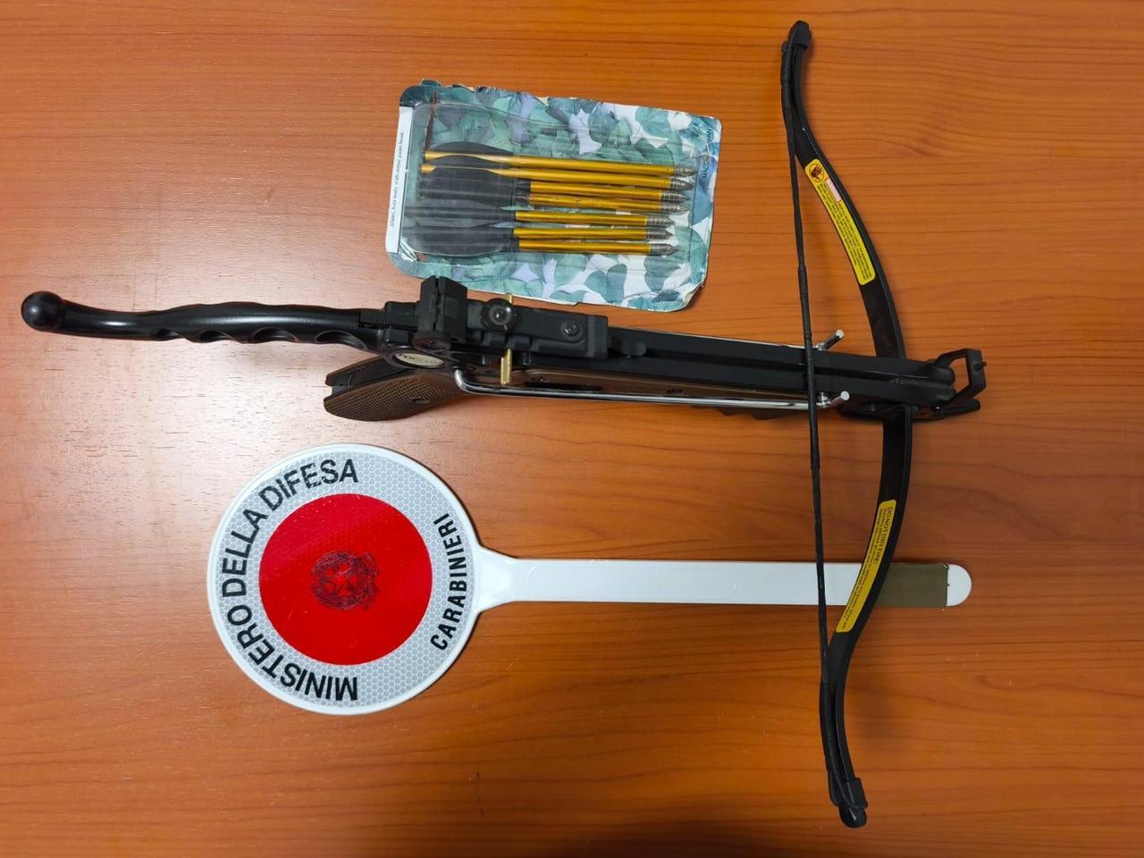 In auto aveva una balestra con sette dardi: denunciato per porto d’armi