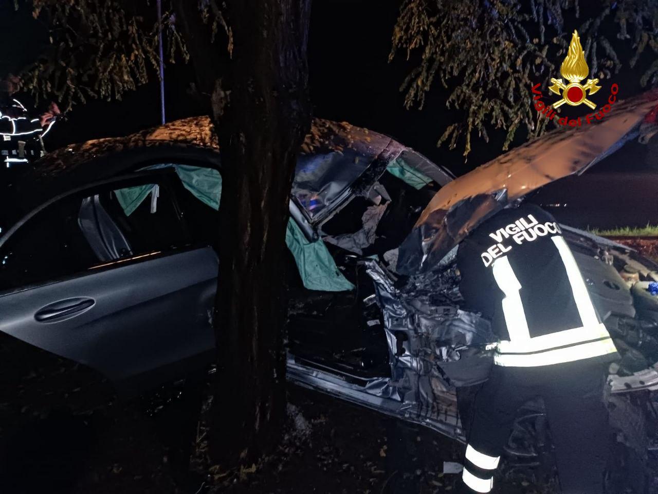 Auto con quattro ventenni si schianta contro un albero in via Guido Dorso a Pieve