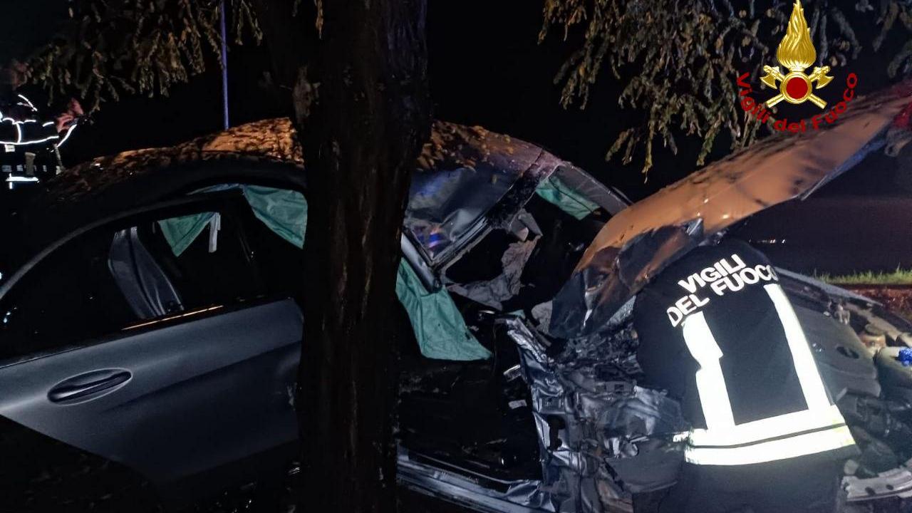 Auto con quattro ventenni si schianta contro un albero in via Guido Dorso a Pieve