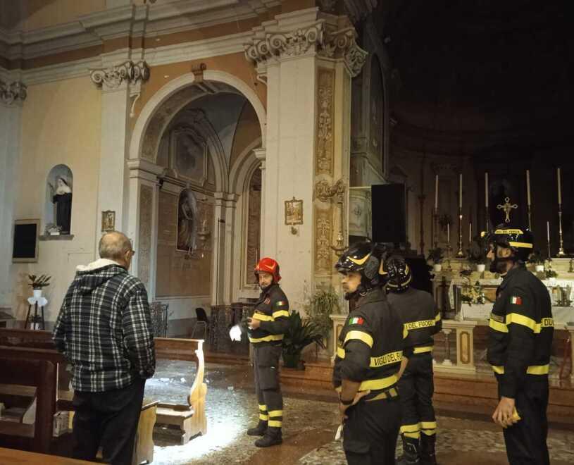 Pezzi di gesso si staccano dalla parete, chiusa la chiesa di Formignana