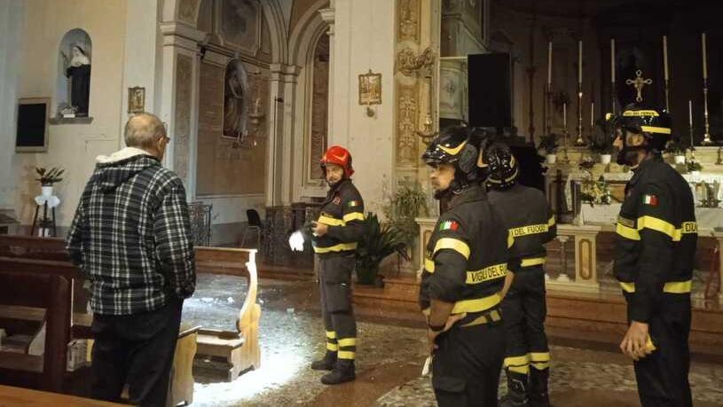 Pezzi di gesso si staccano dalla parete, chiusa la chiesa di Formignana