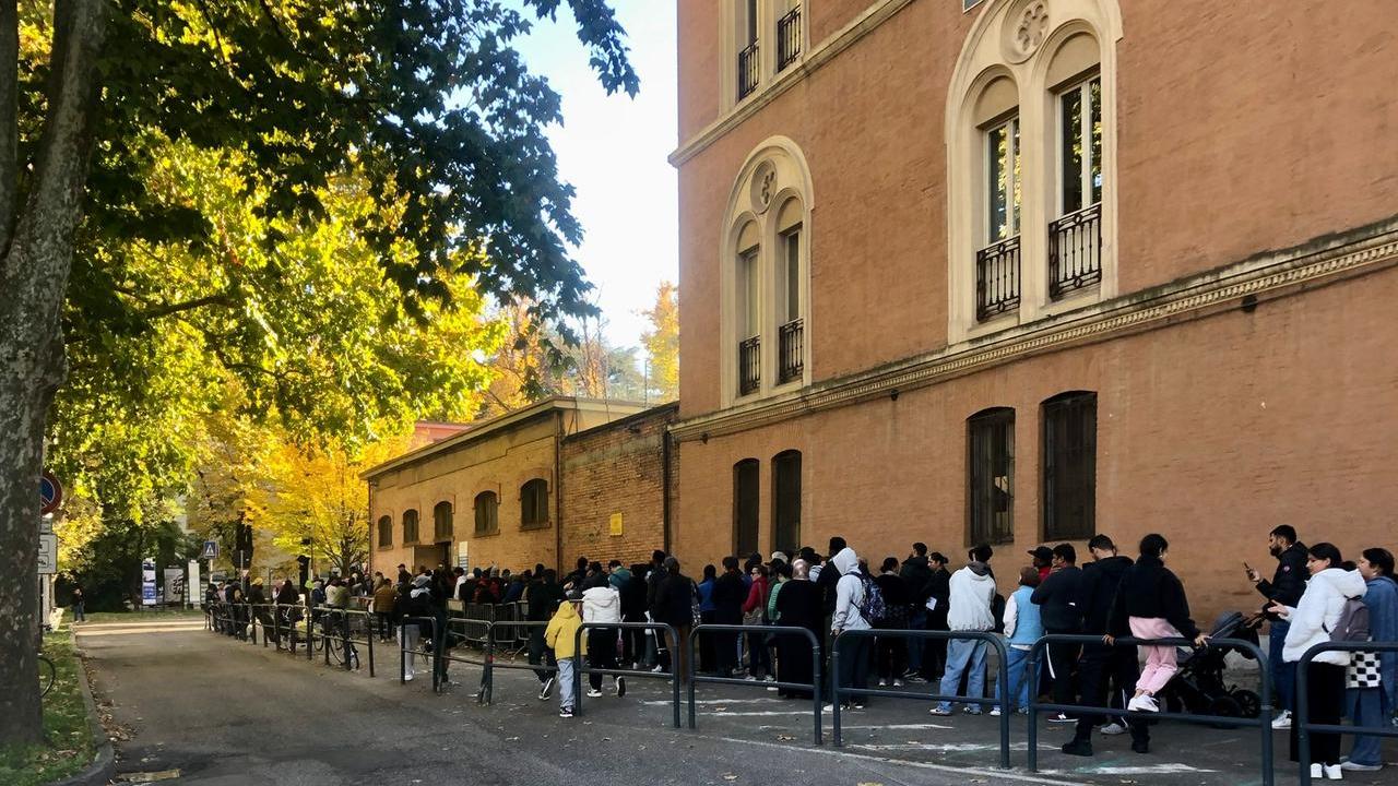 Jeffrey, Roberto, Nour e gli altri costretti a code infinite davanti all’Ufficio Immigrazione