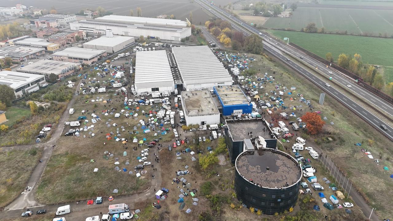 
	Il rave party all'ex Bugatti <strong>(foto di Luigi Esposito)</strong>

