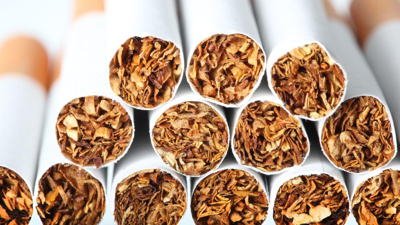 Sigarette, quanto aumenta il prezzo e quando scattano i rincari: le tabelle ufficiali e le cifre