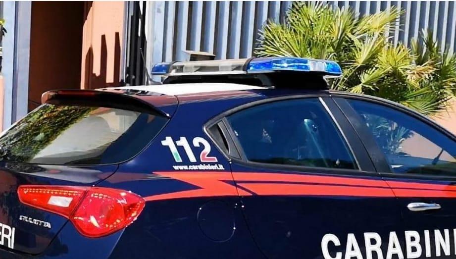 Prato, rapina a mano armata tra connazionali: fermati due giovani cinesi per il sequestro e l’aggressione di un 51enne